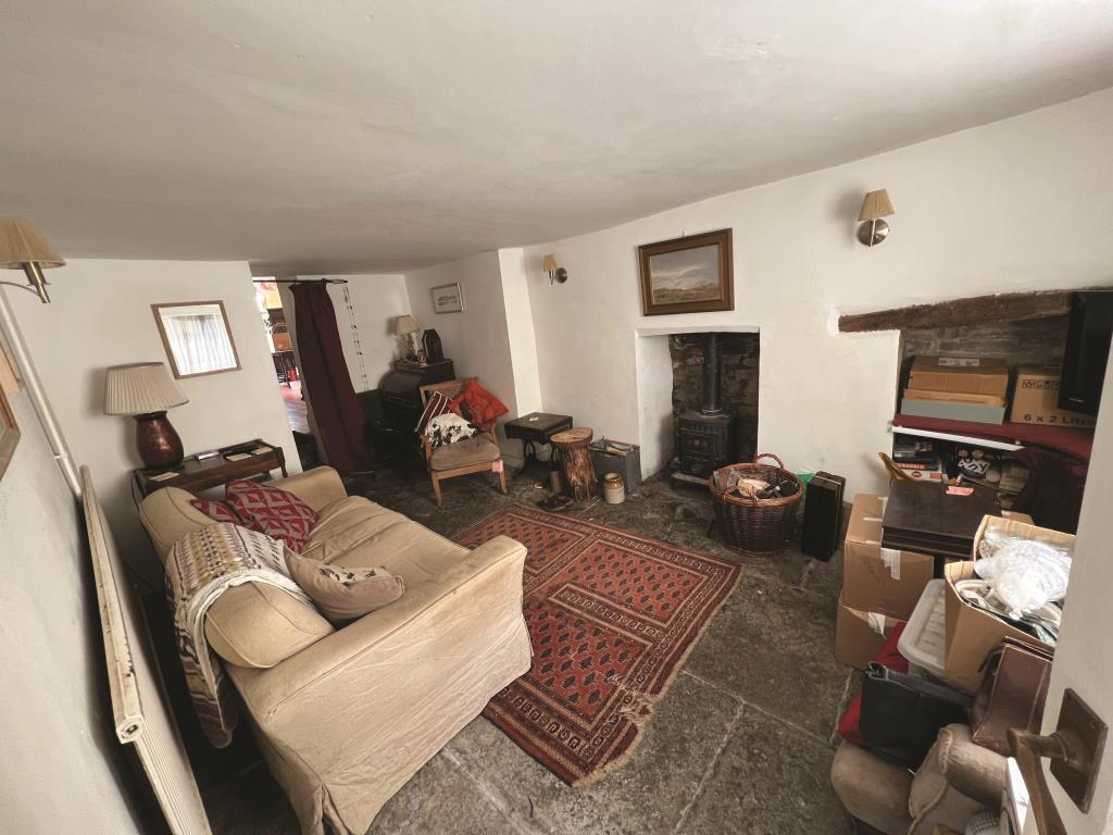 Lot: 134 - FOUR STOREY TOWN HOUSE FOR UPDATING - General view of the living room